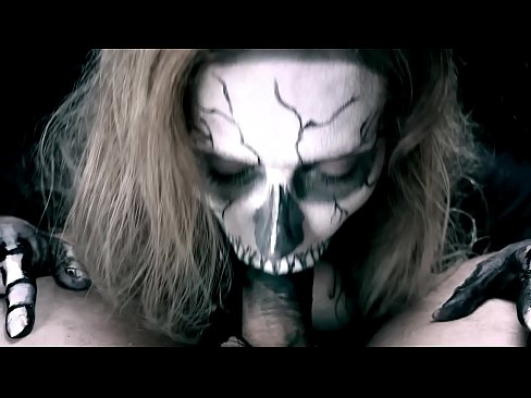 ❤️ ʻO ke kaikamahine daimonio e omo ana i ka moa me kona waha ʻeleʻele a me ka ʻai ʻana. ❤️❌ Fucking video  ma porn haw.camasexys.top ❌